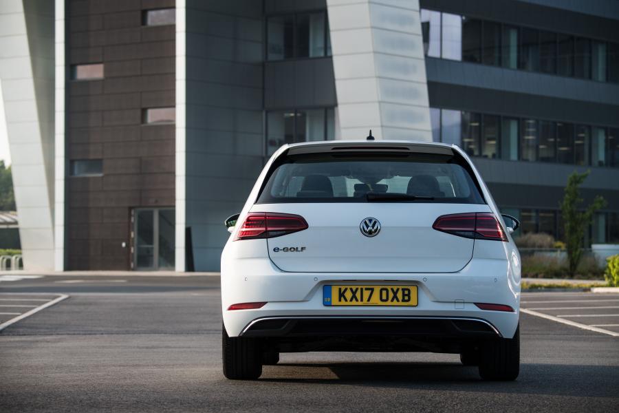  Volkswagen e-Golf 2017 года  (UK) (фото 5 из 28)